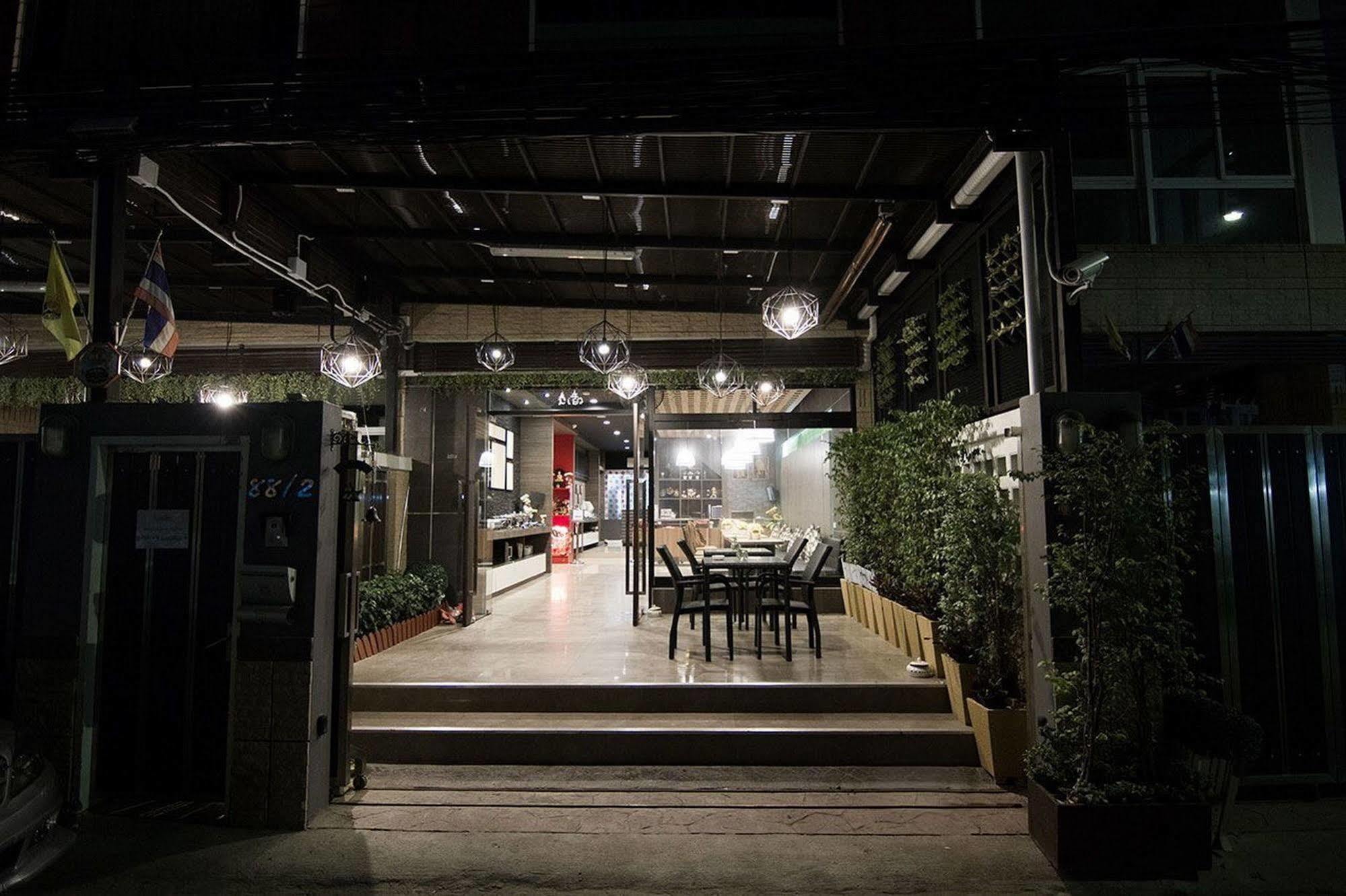 D-Box Hostel Bangkok Exterior photo